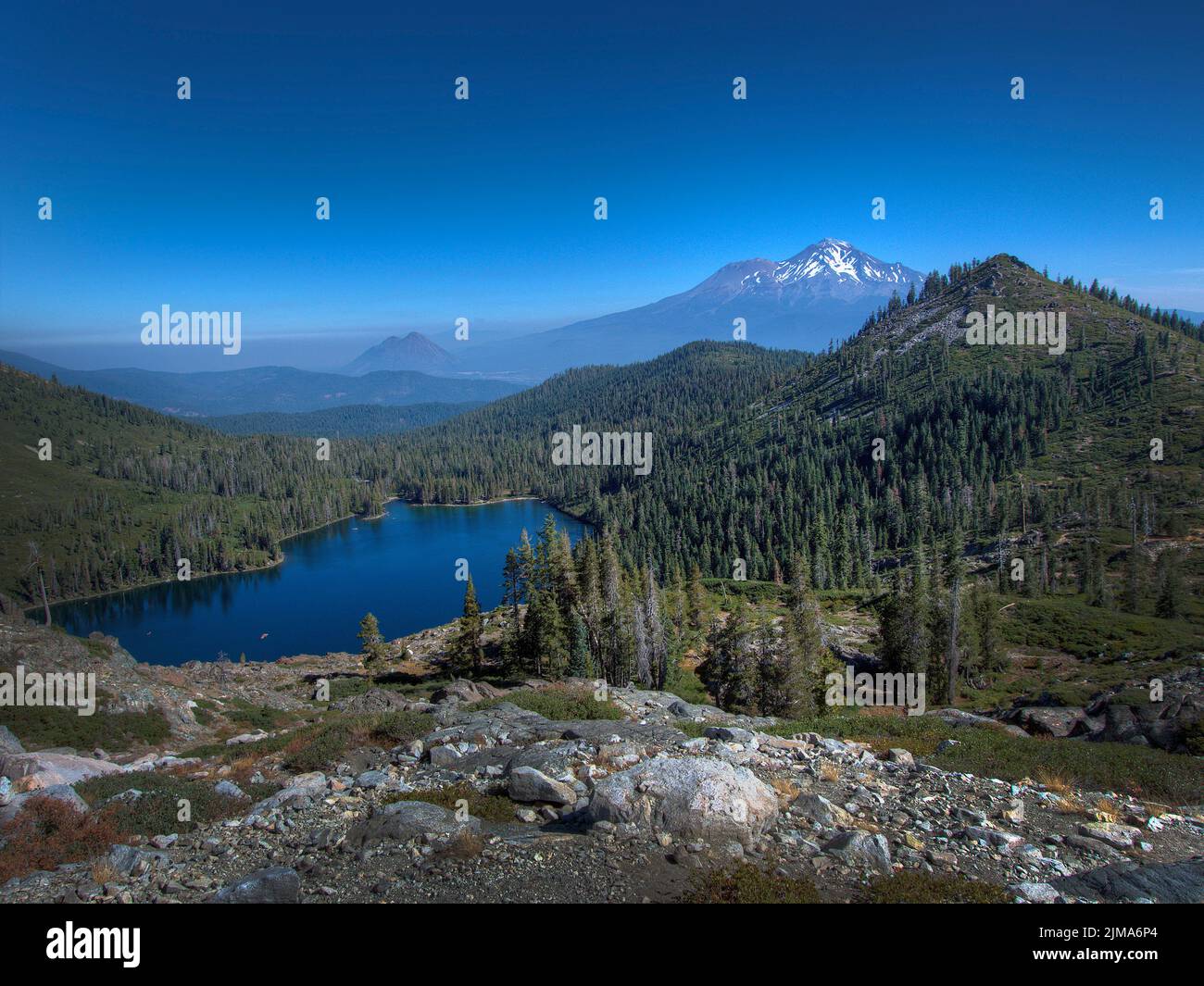 Pic de la montagne Shasta depuis le parc surplombant la vallée avec étang. Banque D'Images