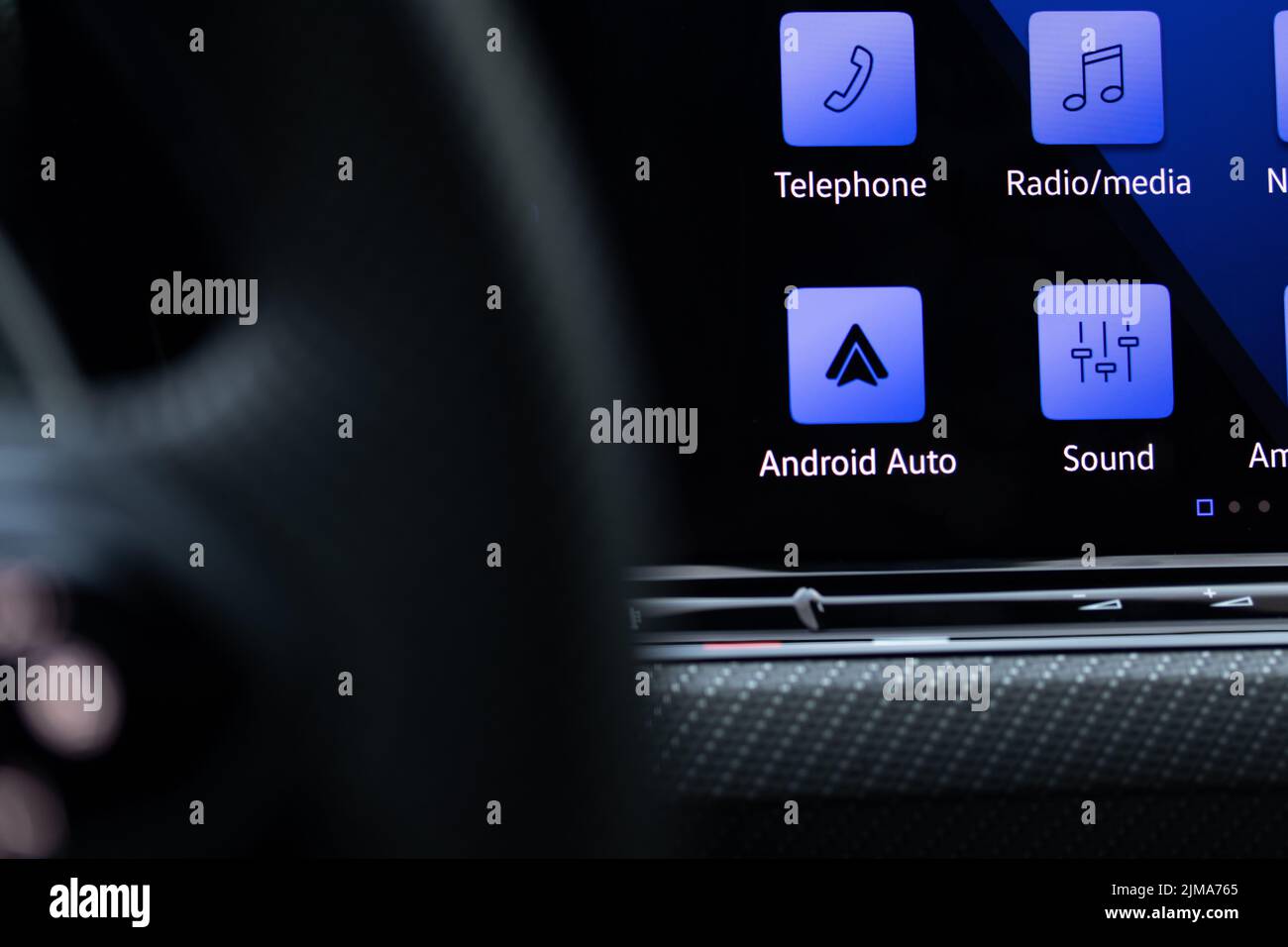 L'icône Google Android Auto est visible en bleu sur l'écran d'une nouvelle voiture de luxe. Banque D'Images