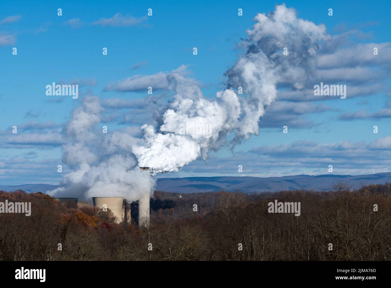 Nuages de vapeur et de fumée provenant de la station à charbon Banque D'Images