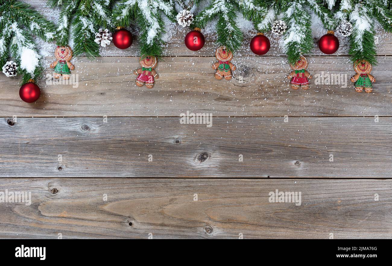 Bordure supérieure d'objets de Noël et de neige sur des planches de bois rustiques Banque D'Images