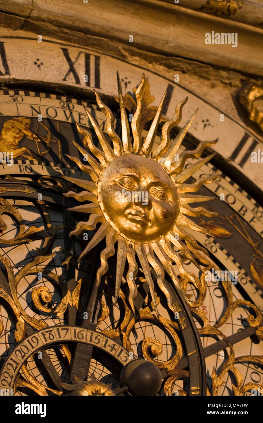 Symbole du soleil sur l'ancienne horloge Banque D'Images