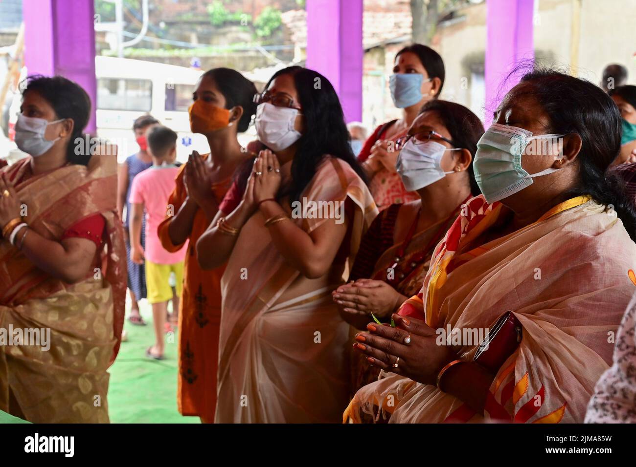 Howrah, Bengale-Occidental, Inde - 14th octobre 2021 : Dévotés hindous offrant pudpanjali à la Déesse Durga, rituel pour adorer la Déesse avec des fleurs. Banque D'Images