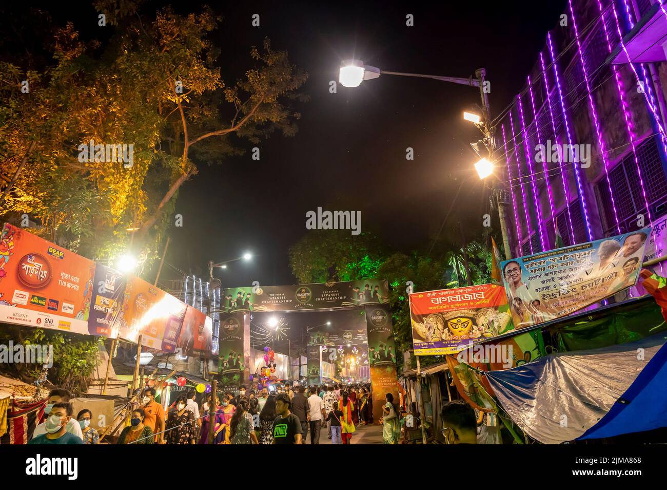 Kolkata, Bengale occidental, Inde - 12th octobre 2021 : traditionnel Bagbazar Durga Puja, patrimoine culturel immatériel de l'humanité de l'UNESCO. Les dévotés se précipitent. Banque D'Images