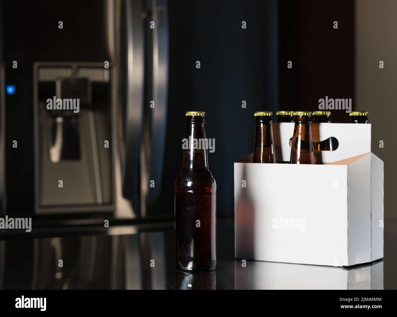 Six bouteilles de bière brune sur le comptoir de la cuisine Banque D'Images