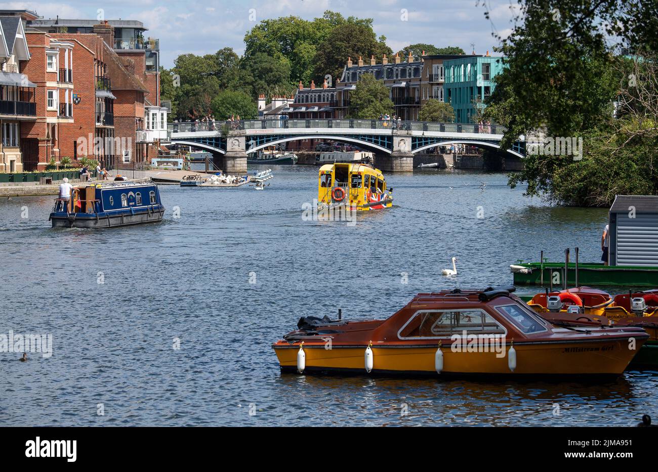 Windsor, Berkshire, Royaume-Uni. 5th août 2022. Le véhicule amphibie Windsor Duck Tours emmène les visiteurs sur la Tamise. C'était un autre jour chaud aujourd'hui à Windsor, sans prévision de pluie. Les températures devraient atteindre à nouveau 31 degrés la semaine prochaine. Crédit : Maureen McLean/Alay Live News Banque D'Images