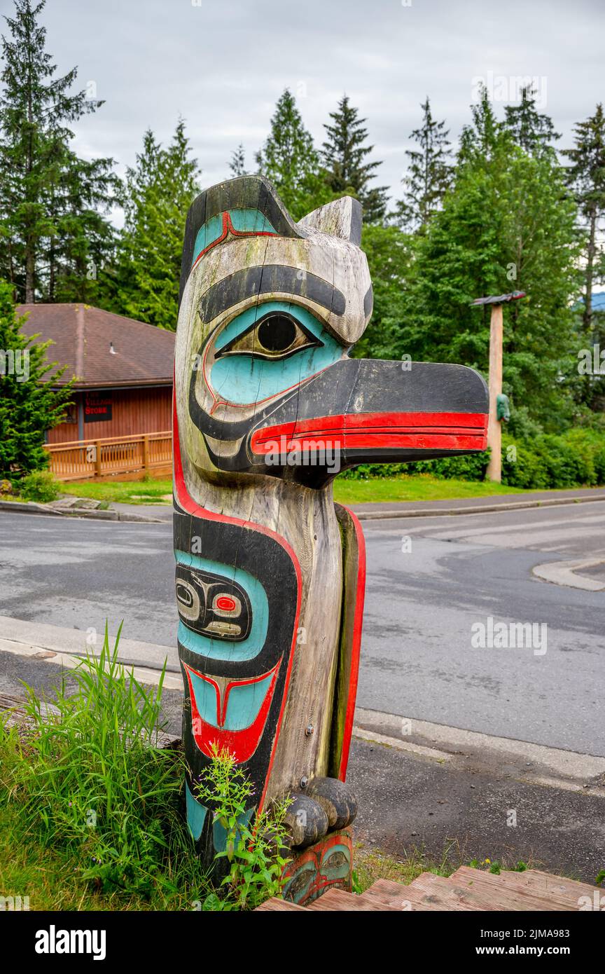 Saxman, Alaska - 29 juillet 2022 : totem Tlinget, longue maison et art traditionnel Banque D'Images