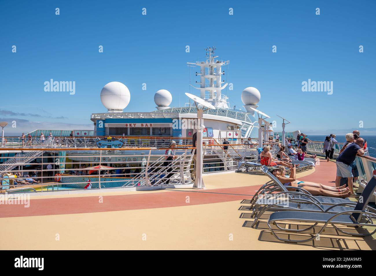 Colombie-Britannique - 30 juillet 2022 : touristes sur le pont de la Serenade des mers au large de l'île de Vancouver. Banque D'Images