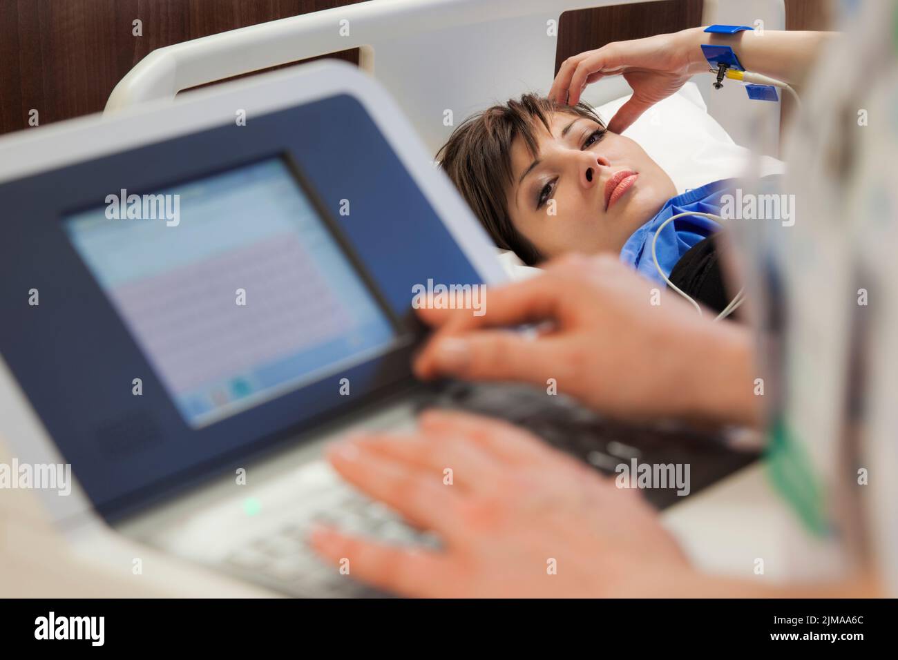 Surveillance du pouls cardiaque de la femme de l'hôpital Banque D'Images