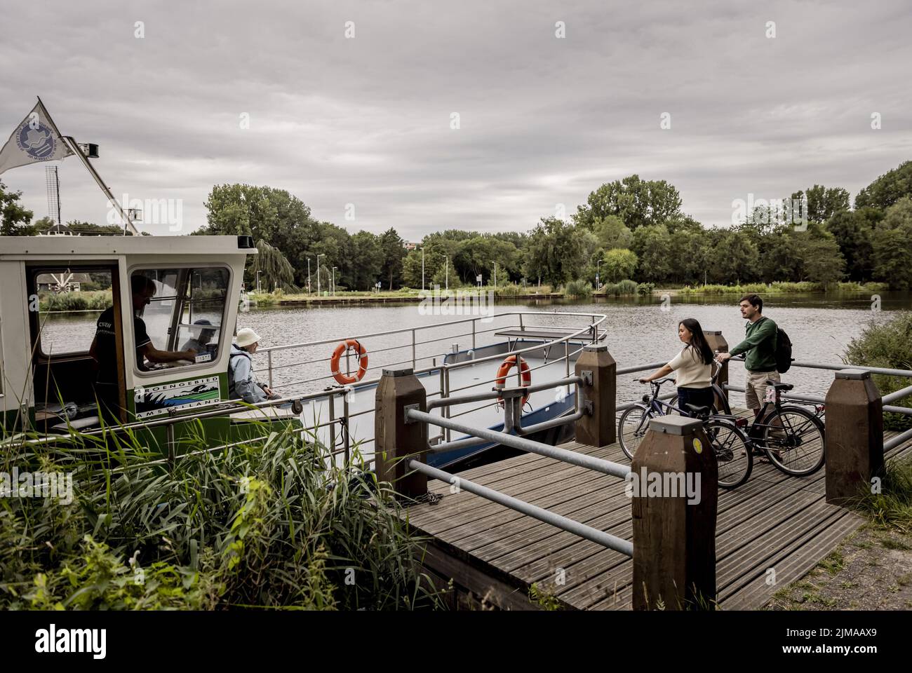 2022-08-05 12:13:20 AMSTERDAM - les touristes attendent l'arrivée de pont de Wien. Pendant les mois d'été, les touristes peuvent être emmenés de l'autre côté de l'Amstel pour 1 euros. ANP REMKO DE WAAL pays-bas hors - belgique hors Banque D'Images