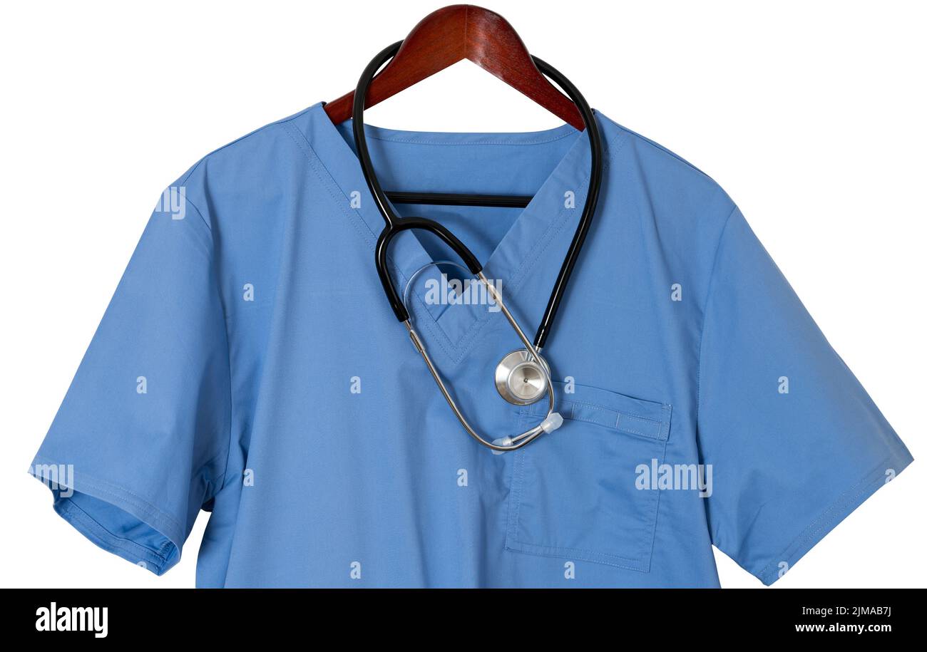Chemise bleue de gommage pour professionnel de la santé suspendu isolé Banque D'Images