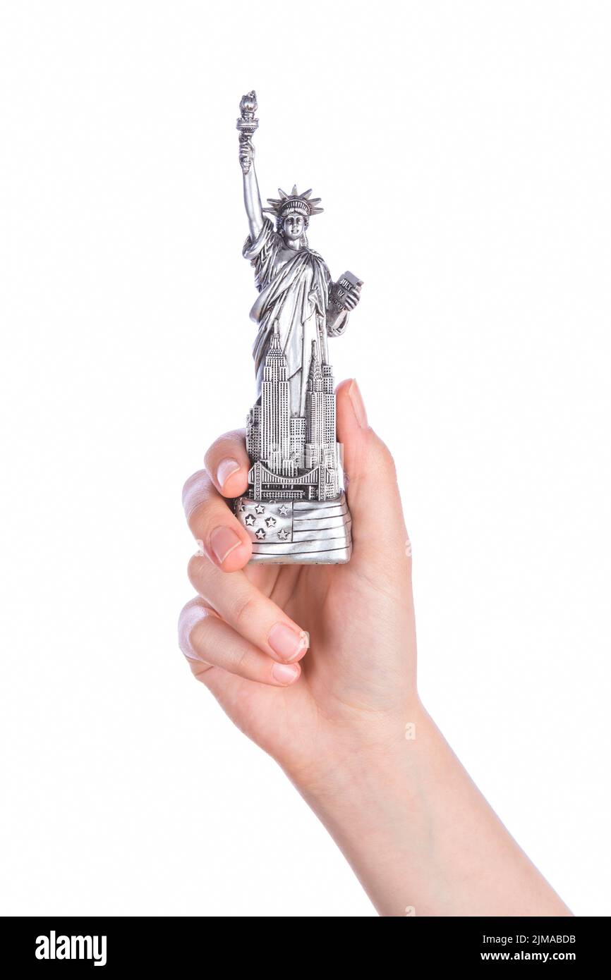 Main tenant une statue de la liberté de Jouets souvenirs Banque D'Images
