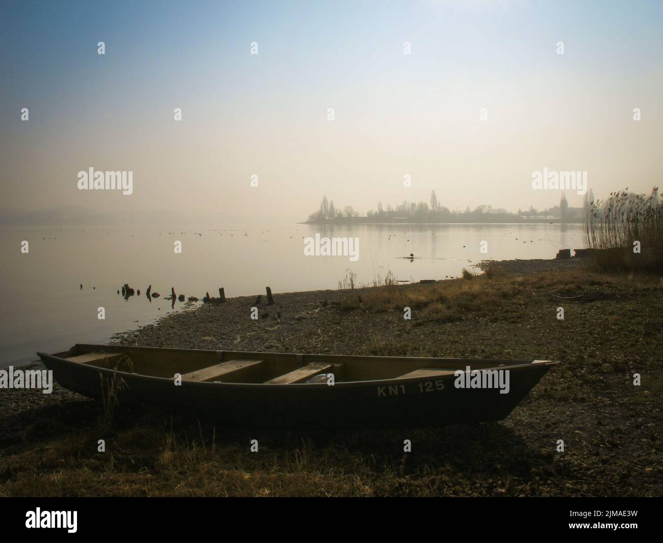 Bateau de pêche sur la rive de l'île de Reichenau - lac de constance Banque D'Images