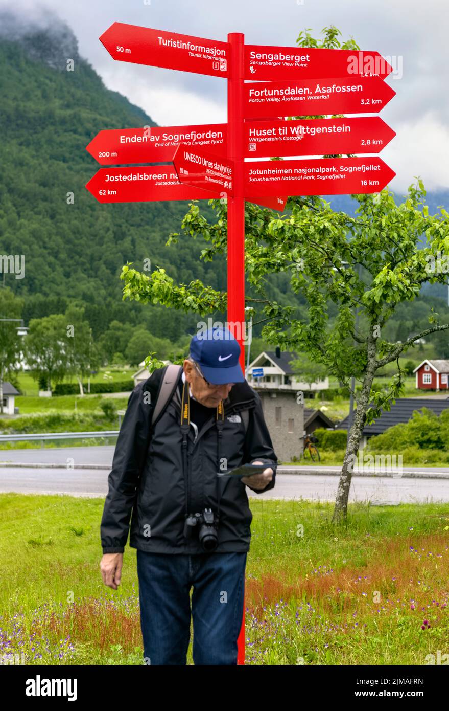 Skjolden Norvège, informations touristiques rouges et panneaux de direction avec touriste mâle regardant la carte Banque D'Images