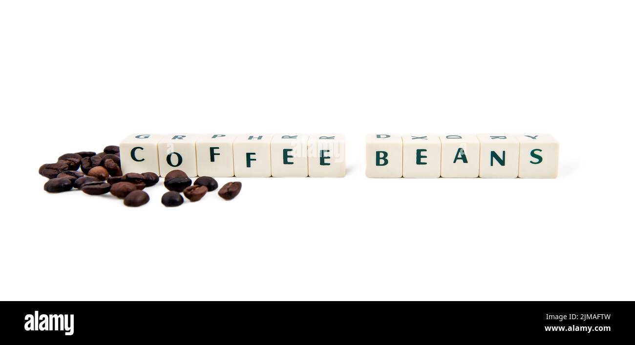 Café en grains white cube texte sur fond blanc et les grains de café Banque D'Images