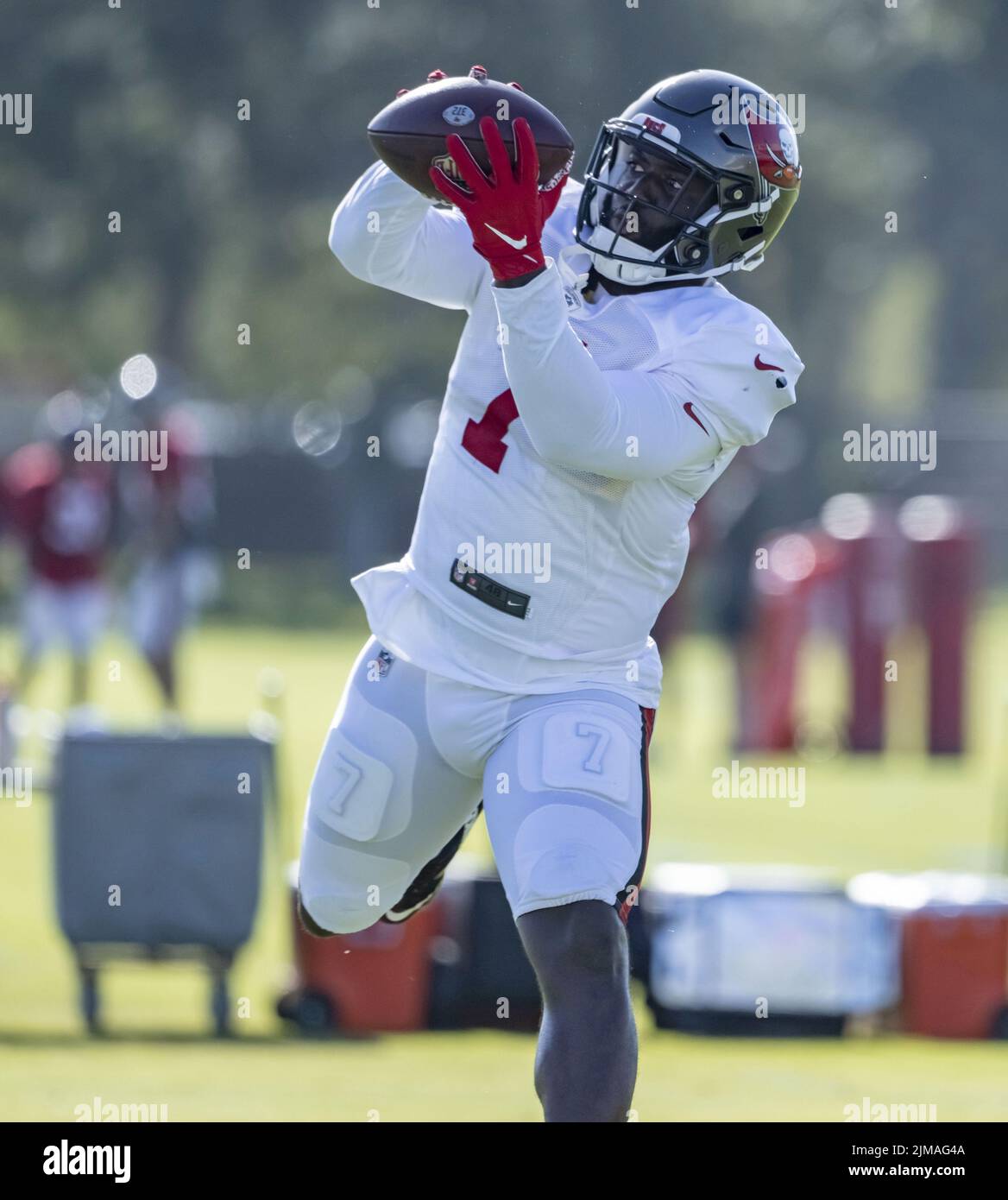 Tampa, États-Unis. 05th août 2022. Les Buccaneers de la baie de Tampa qui reviennent Leonard Fournette s'ensuivent pour obtenir une passe lors de l'entraînement au centre d'entraînement de l'équipe à Tampa, en Floride, vendredi, à 5 août 2022. Photo de Steve Nesius/UPI crédit: UPI/Alamy Live News Banque D'Images