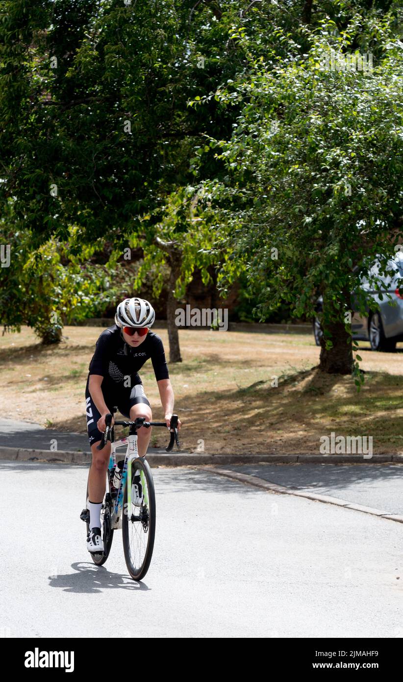 Un cycliste néo-zélandais qui a suivi le cours en préparation à la course sur route des femmes des Jeux du Commonwealth de 2022. Village de Hampton-on-the-Hill, Warwickshire, Royaume-Uni Banque D'Images