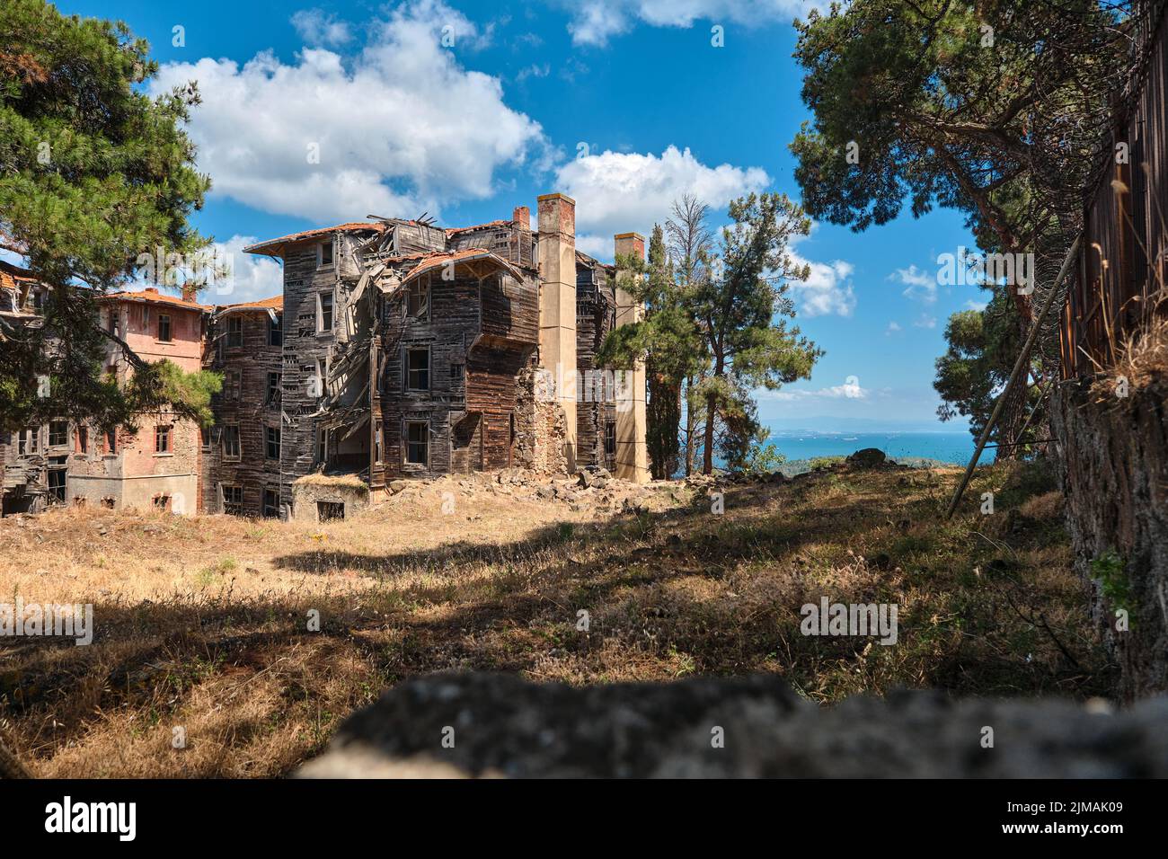 Ruines antiques, abandonnés et bruns de l'orphelinat grec Prinkipo, Palais Prinkipo à l'île Princes à istanbul, Turquie. Banque D'Images