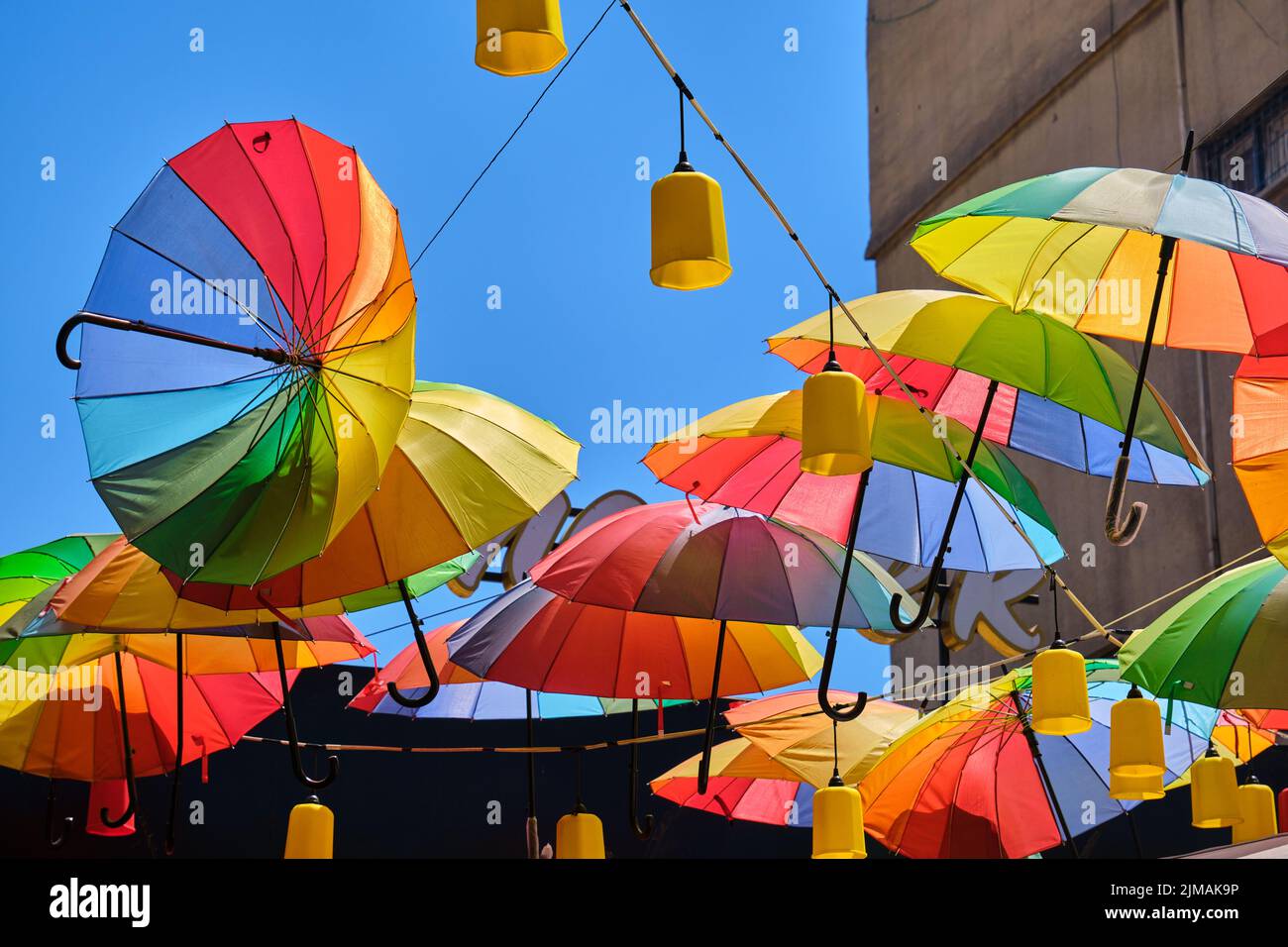 Parasols colorés, couleurs des différences, idées de concept d'amour. Banque D'Images