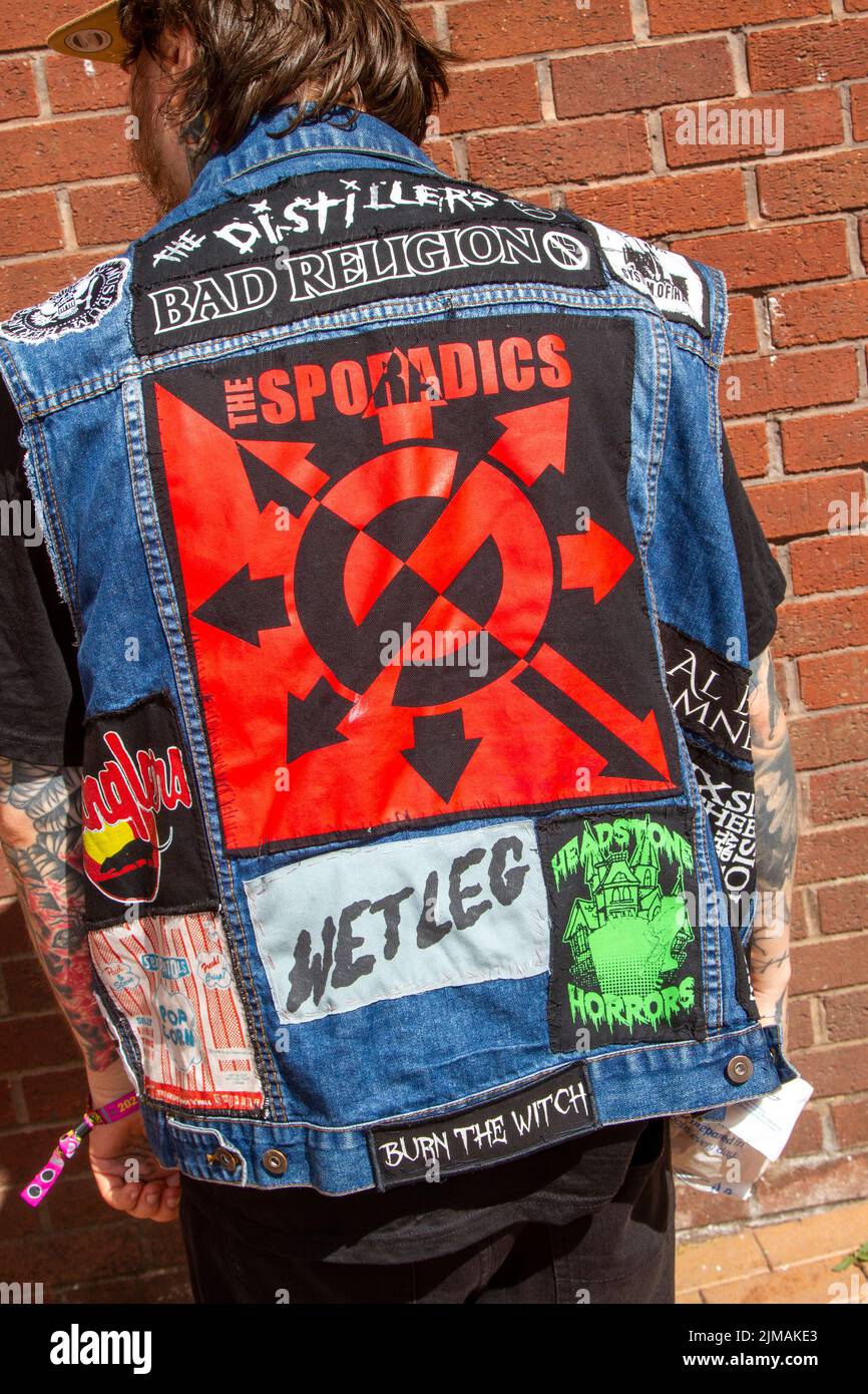 Blackpool, Lancashire, Royaume-Uni. 4th août 2022. La sous-culture punk, les idéologies, la mode, avec des coiffures mohican teints et la coloration au festival Punk Rebellion aux jardins d'hiver. Une protestation contre les attitudes et les comportements conventionnels, un choc des cultures anti-establishment, des mohawks, des épingles de sécurité et une charge d'attitude à la ville de bord de mer tandis que les punks participant au festival annuel de musique rock Rebellion aux jardins d'hiver se côtoient avec les vacanciers traditionnels. Banque D'Images