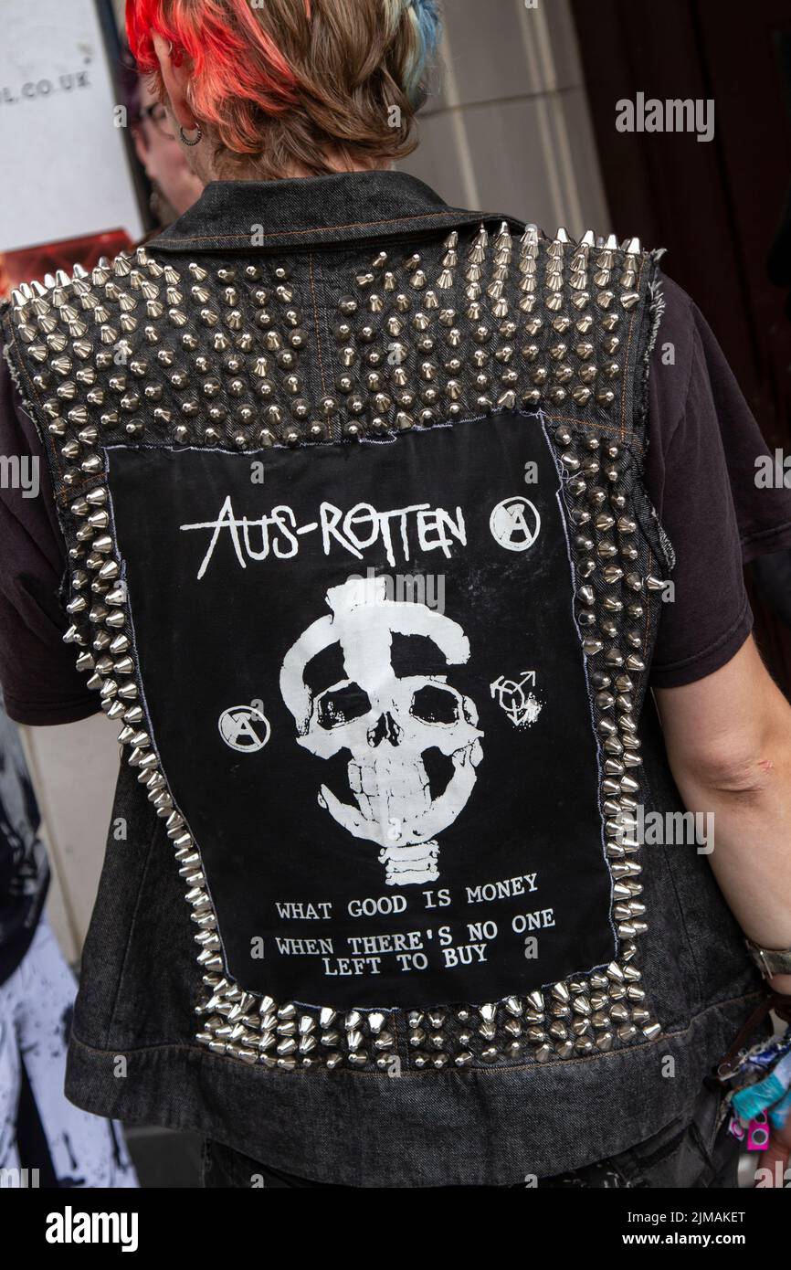Punk Rocker porte une veste à pointes en cuir de métal lourd à Blackpool, Lancashire, Royaume-Uni. Août 2022. La sous-culture punk, les idéologies, la mode, avec des coiffures mohican teints et la coloration au festival Punk Rebellion aux jardins d'hiver. Une protestation contre les attitudes et les comportements conventionnels, un choc des cultures anti-establishment, des mohawks, des épingles de sécurité et une charge d'attitude à la ville de bord de mer tandis que les punks participant au festival annuel de musique rock Rebellion aux jardins d'hiver se côtoient avec les vacanciers traditionnels. Banque D'Images