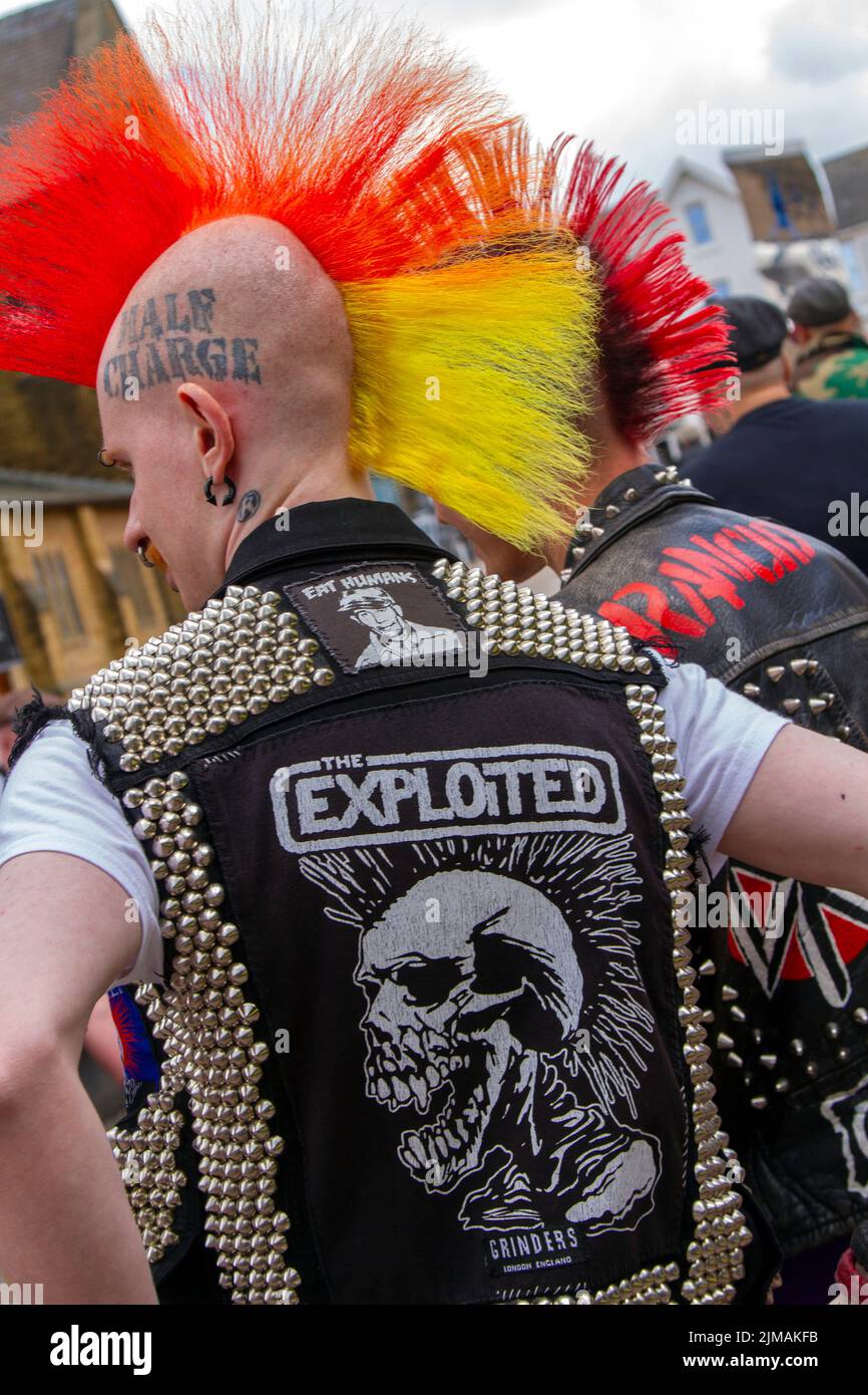 Punk Rocker porte une veste à pointes en cuir de métal lourd à Blackpool, Lancashire, Royaume-Uni. Août 2022. La sous-culture punk, les idéologies, la mode, avec des coiffures mohican teints et la coloration au festival Punk Rebellion aux jardins d'hiver. Une protestation contre les attitudes et les comportements conventionnels, un choc des cultures anti-establishment, des mohawks, des épingles de sécurité et une charge d'attitude à la ville de bord de mer tandis que les punks participant au festival annuel de musique rock Rebellion aux jardins d'hiver se côtoient avec les vacanciers traditionnels. Banque D'Images