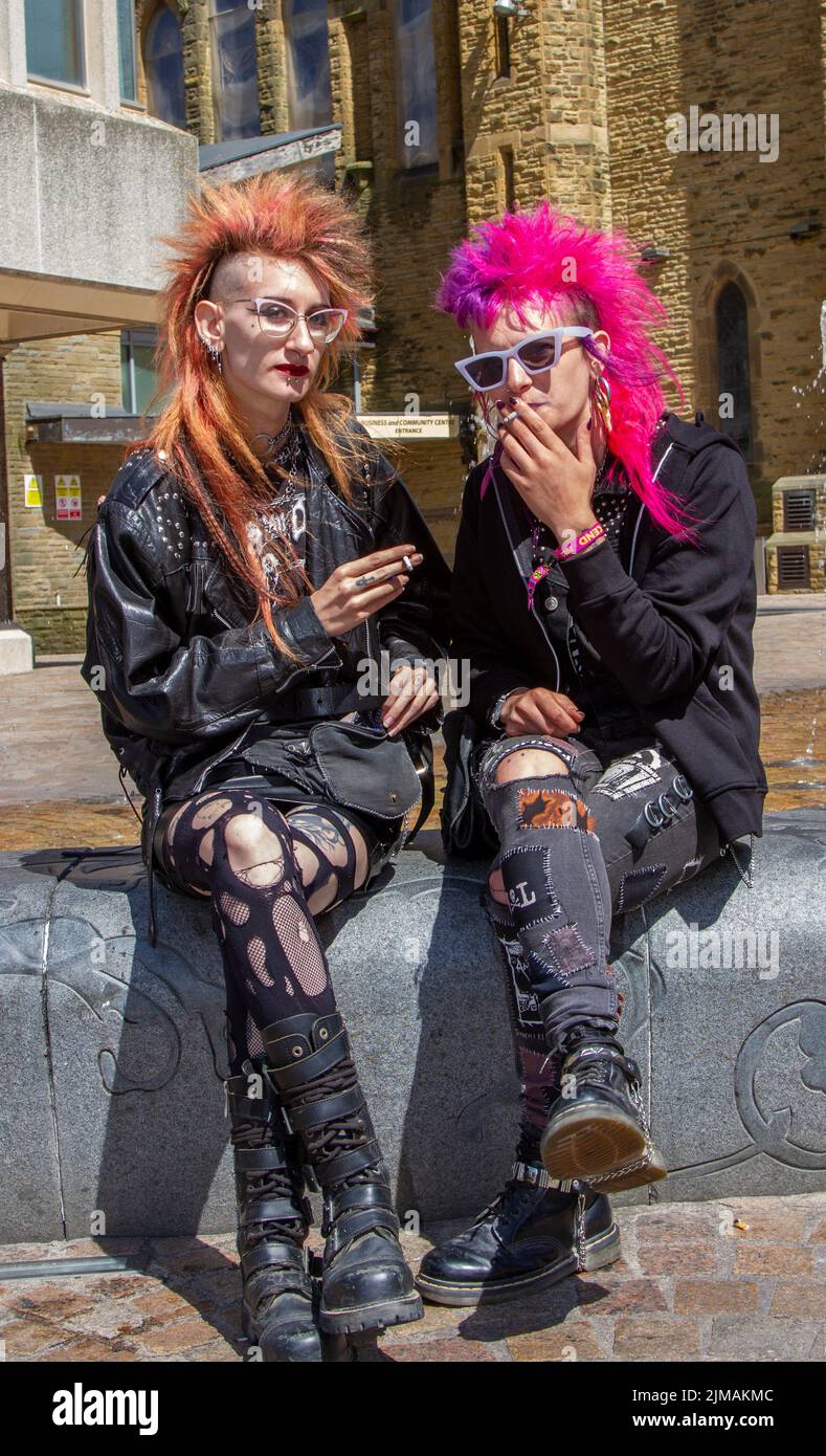 Sœurs Anna et Annie à Blackpool, Lancashire, Royaume-Uni. Août 2022. La sous-culture punk, les idéologies, la mode, avec des coiffures mohican teints et la coloration au festival Punk Rebellion aux jardins d'hiver. Une protestation contre les attitudes et les comportements conventionnels, un choc des cultures anti-establishment, des mohawks, des épingles de sécurité et une charge d'attitude à la ville de bord de mer tandis que les punks participant au festival annuel de musique rock Rebellion aux jardins d'hiver se côtoient avec les vacanciers traditionnels. Banque D'Images