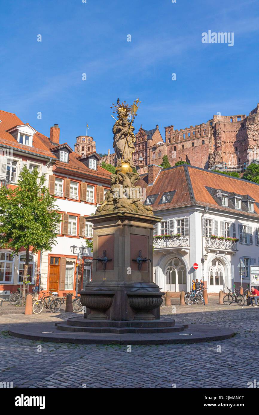 Heidelberg, Allemagne : juin 2. 2022: Kornmarkt (trans.: Marché du grain) à Heidelberg, Allemagne avec la colonne Sainte Marie et le célèbre château en arrière-plan. Banque D'Images