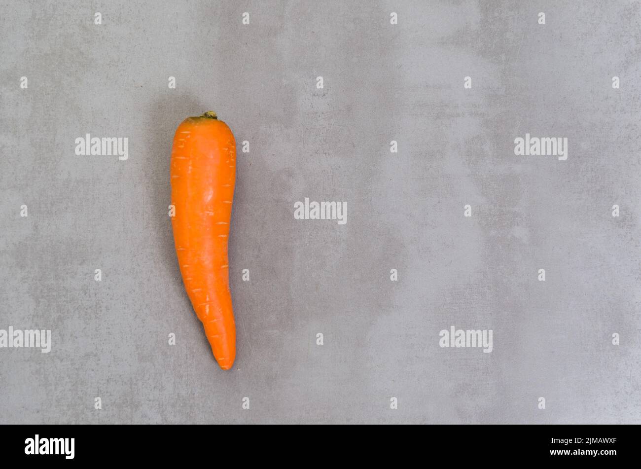 Grand concept de la saine alimentation, la carotte sur fond gris, béton poli. Banque D'Images