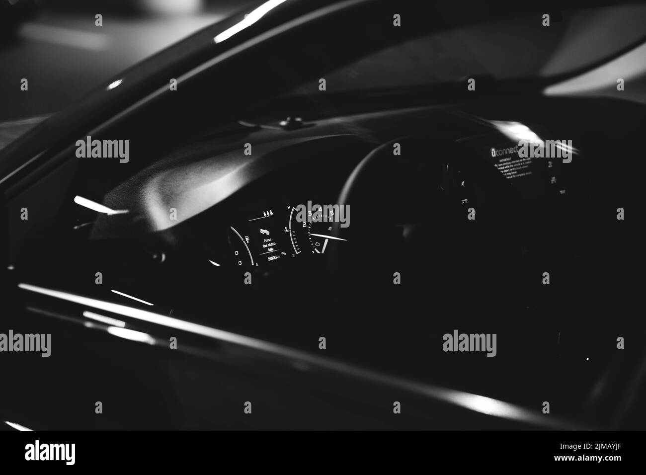 Fiat Tipo avec un design époustouflant et une magnifique douleur métallique rouge foncé avec des lumières LED agressives. Banque D'Images