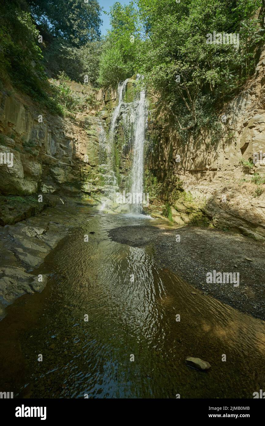 La chute d'eau de Leghvtakhevi et la source naturelle dans le district d'Abanotubani , Old Tbilissi, Géorgie vue de jour Banque D'Images