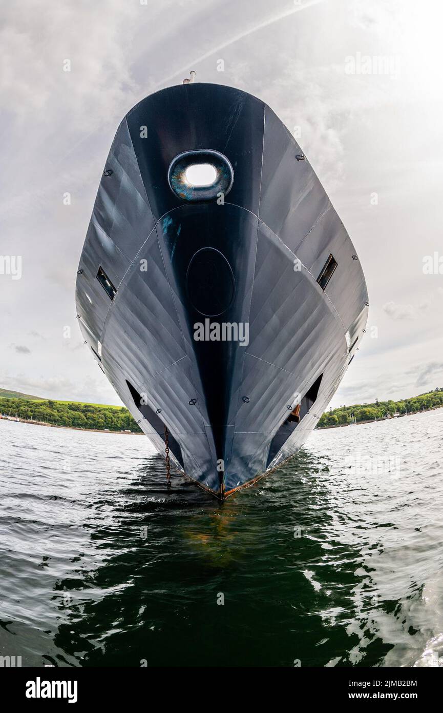 Bantry, West Cork, Irlande. 5th août 2022. Le bateau de croisière d'expédition « Island Sky » a visité Bantry à West Cork aujourd'hui. Le navire ancré à 7am et doit naviguer à 10pm ce soir. Le navire transporte 112 passagers à 70 membres d'équipage. Affaires locales Bantry Bay Location de bateaux a organisé des visites autour du bateau. Crédit : AG News/Alay Live News Banque D'Images