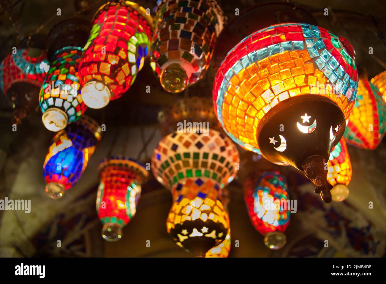 Abat-jour oriental traditionnel en vitraux dans le Grand Bazar à Istanbul, Turquie Banque D'Images