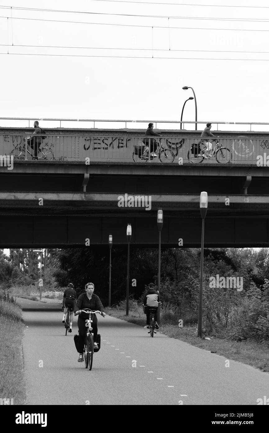 Les gens à vélo dans la rue et sur le pont près du port de Venlo aux pays-Bas Banque D'Images