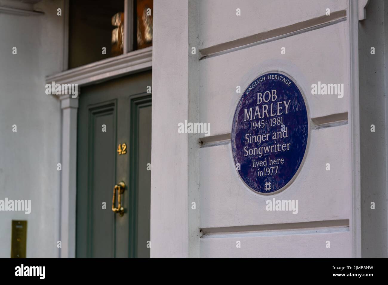 La maison précédente à Bob Marley, English Heritage Blue plaque avec porte d'entrée, Oakley Street, Chelsea, Londres, Royaume-Uni Banque D'Images
