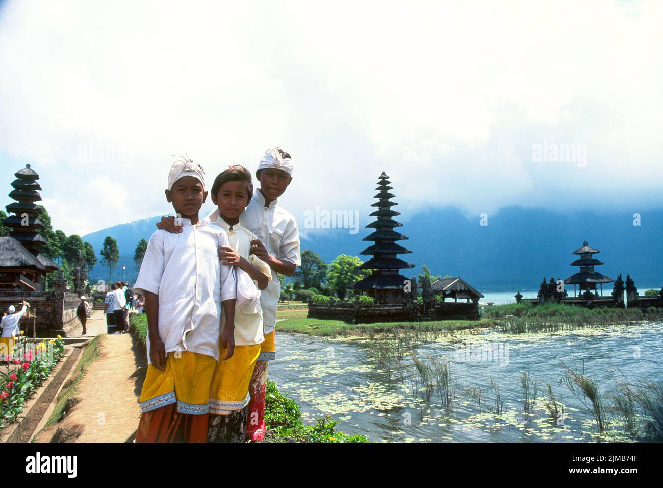 Enfants balinais au temple de Pura Ulun Danu Beratan Lake Banque D'Images
