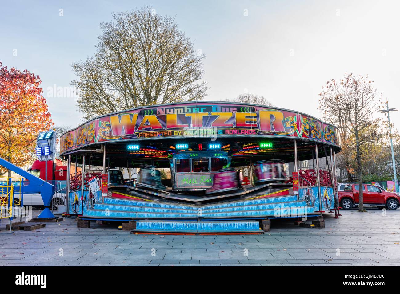 Le parcours du champ de foire de Waltzer sur Royal Parade, Plymouth City Centre, Devon, Royaume-Uni Banque D'Images