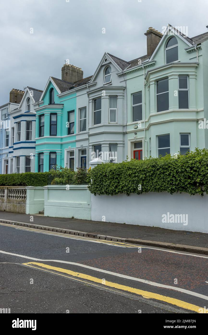 Un cliché vertical de bâtiments colorés avec un ciel couvert à Bangor, au Royaume-Uni Banque D'Images