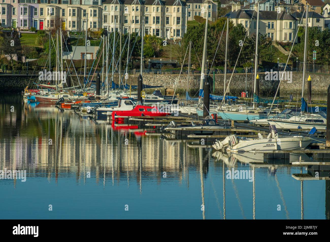 Belle Marina à Bangor avec des bateaux conduits dans l'eau pendant la journée Banque D'Images