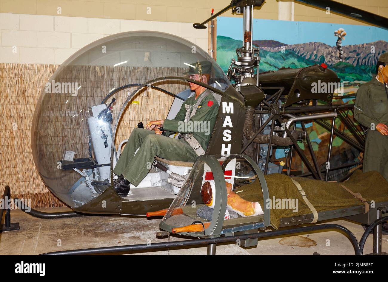 MASH hélicoptère, exposition, mannequins, medevac, transporte des blessés à l'hôpital chirurgical de l'armée mobile, sauvetage, avion, lit à l'extérieur, boss en plastique Banque D'Images