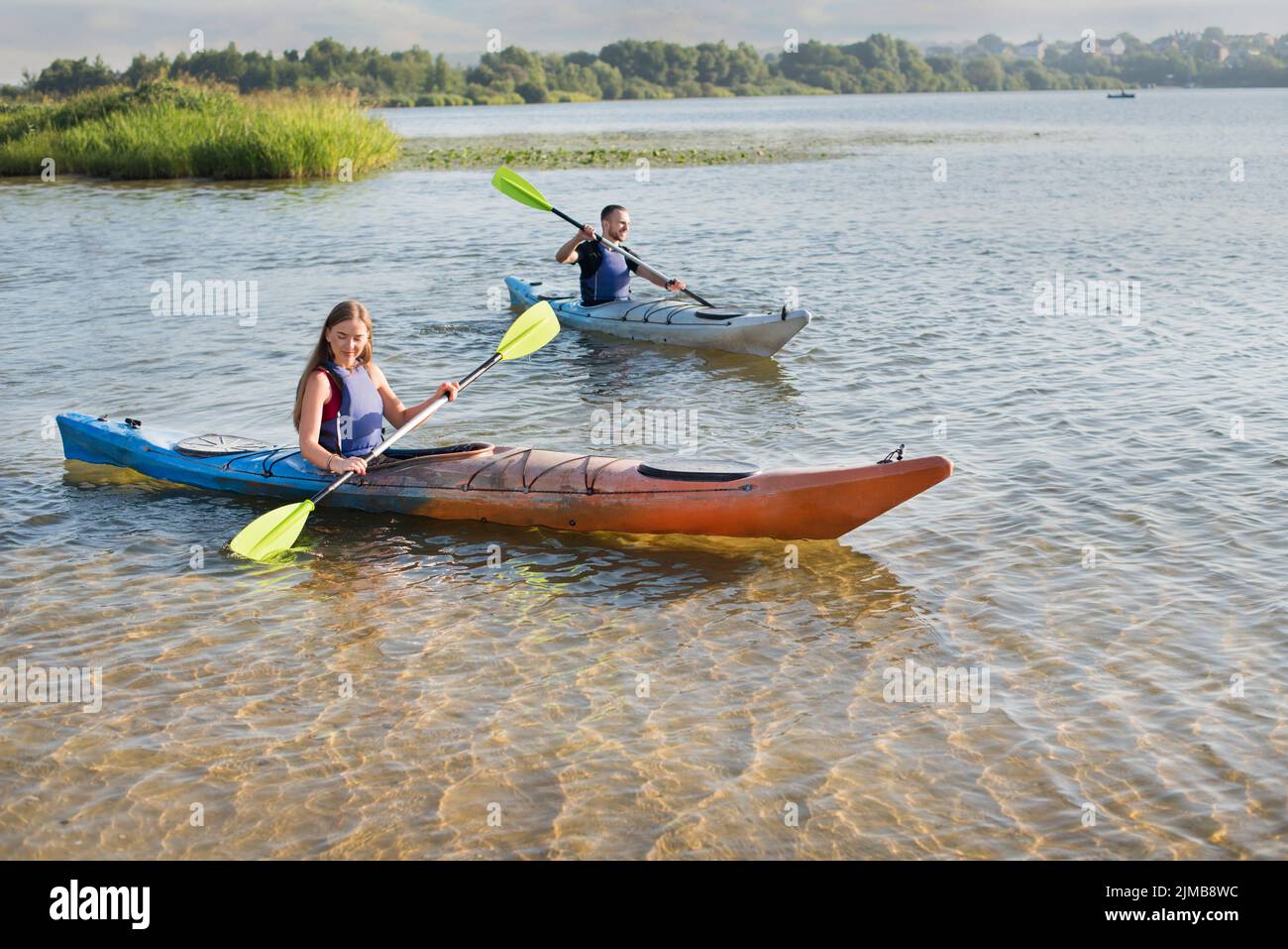 deux kayaks ou canoës, une excursion à pied en couple sur le lac Banque D'Images