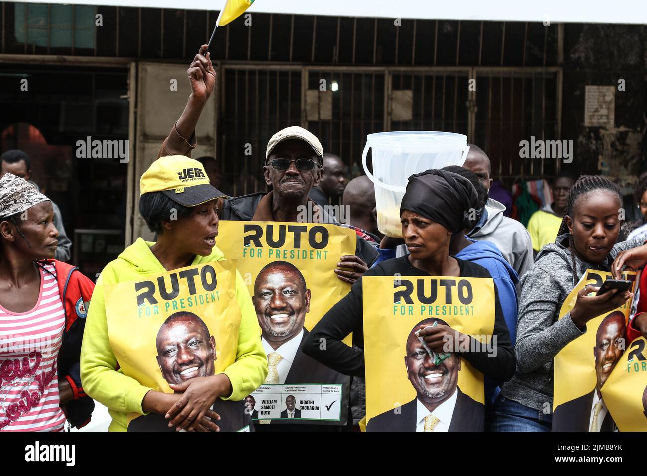 Nakuru, Kenya. 05th août 2022. Les partisans du candidat à la présidence de Kwanza au Kenya, le Dr William Ruto, tiennent des affiches avec l'image de leur candidat à la présidence, le Dr William Ruto lors d'un rassemblement de campagne à Nakuru Town. Le Kenya se dirige vers des élections législatives la semaine prochaine, après des mois de campagnes politiques qui se terminent officiellement sur 6 août 2022. (Photo de James Wakibia/SOPA Images/Sipa USA) crédit: SIPA USA/Alay Live News Banque D'Images