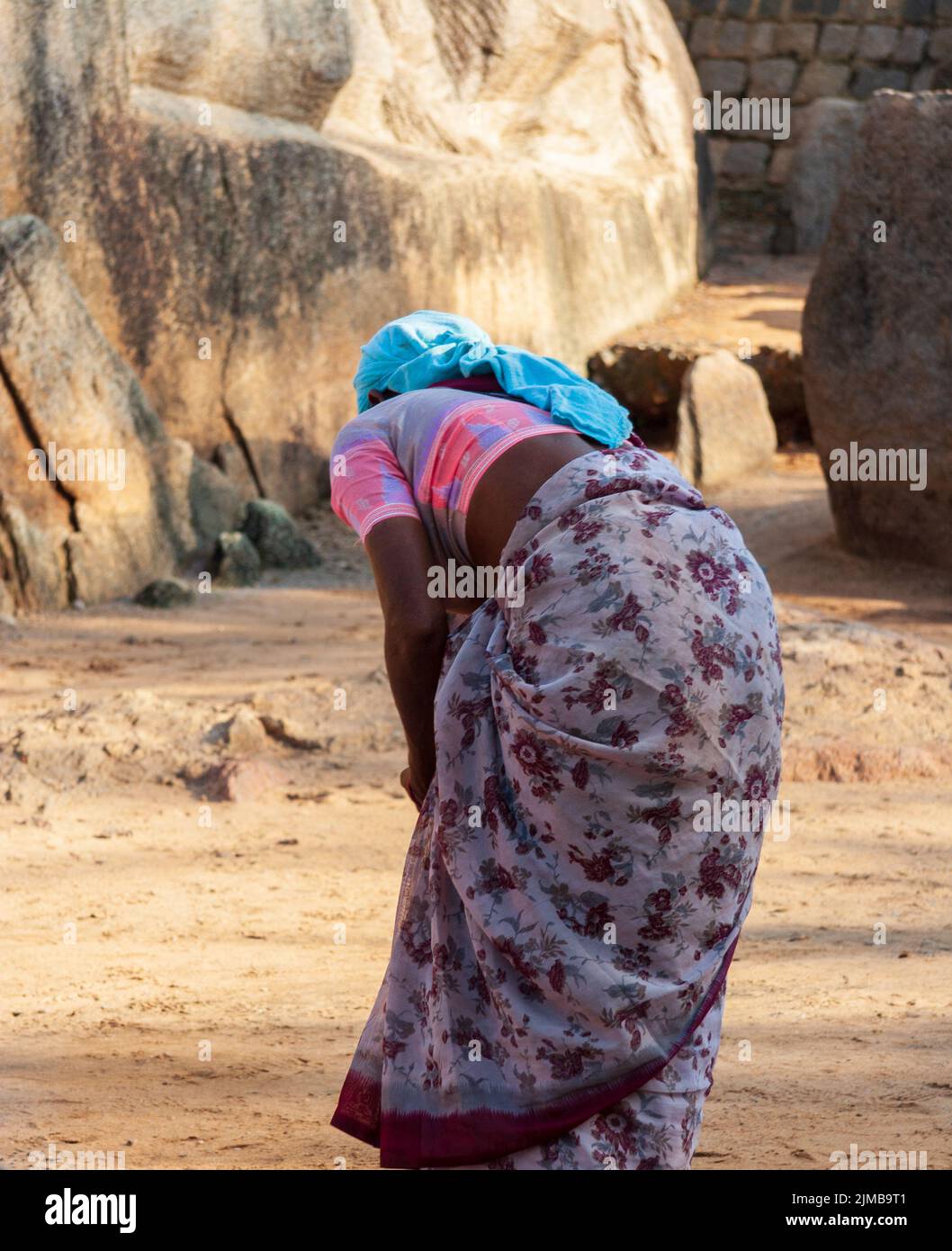 Femme nettoyant le Temple Shore, l'un des plus anciens temples hindous structuraux de l'Inde, surplombant la baie du Bengale. Banque D'Images