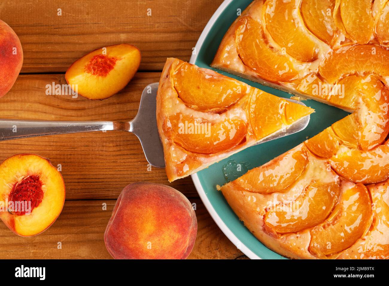 Gros plan tarte maison avec pêches sur table en bois. Vue de dessus. Banque D'Images Gros plan tarte maison avec pêches sur table en bois. Vue de dessus. Banque D'Images
