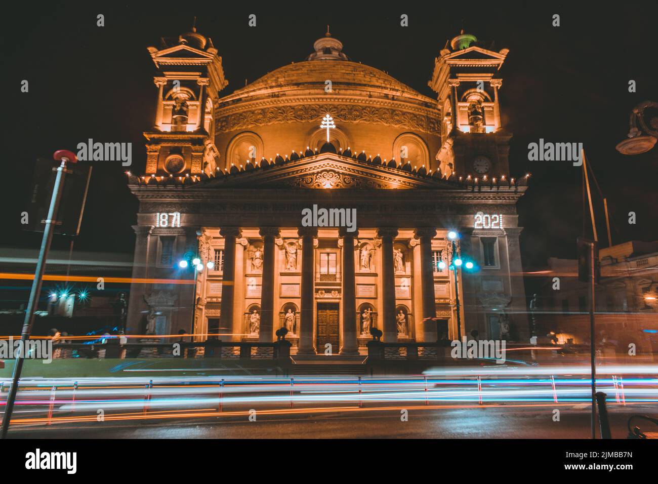 Une longue exposition de l'église Mosta Rotunda la nuit Banque D'Images