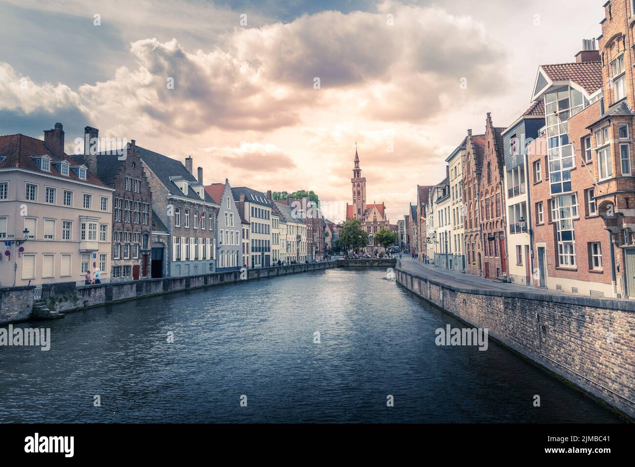 Une vue magnifique sur le canal de Spiegelrei avec des maisons traditionnelles et une cathédrale dans la vieille ville de Bruges Banque D'Images