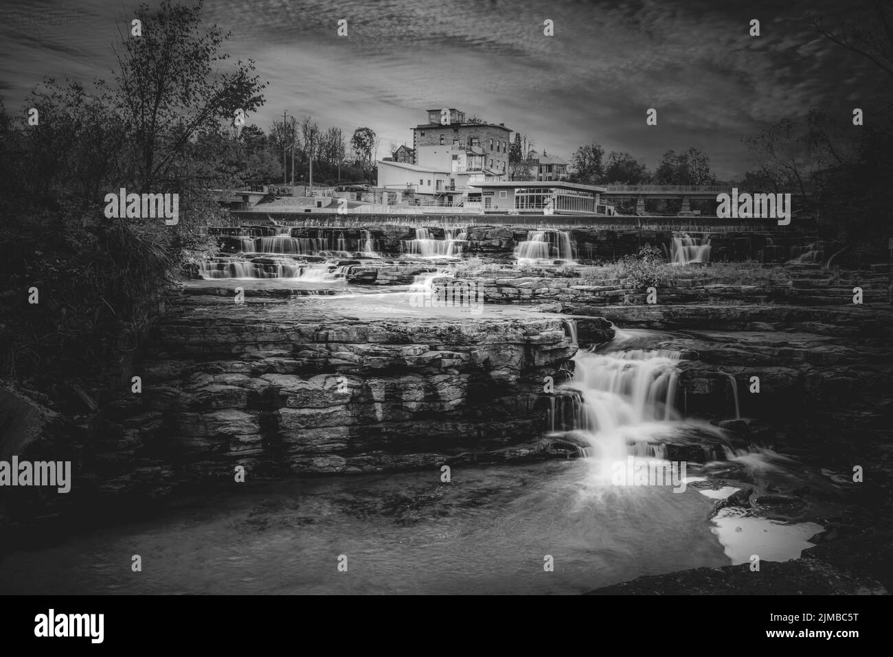 Une photo en noir et blanc de Grand Falls sur le Mississippi à Mississippi Mills, Canada Banque D'Images