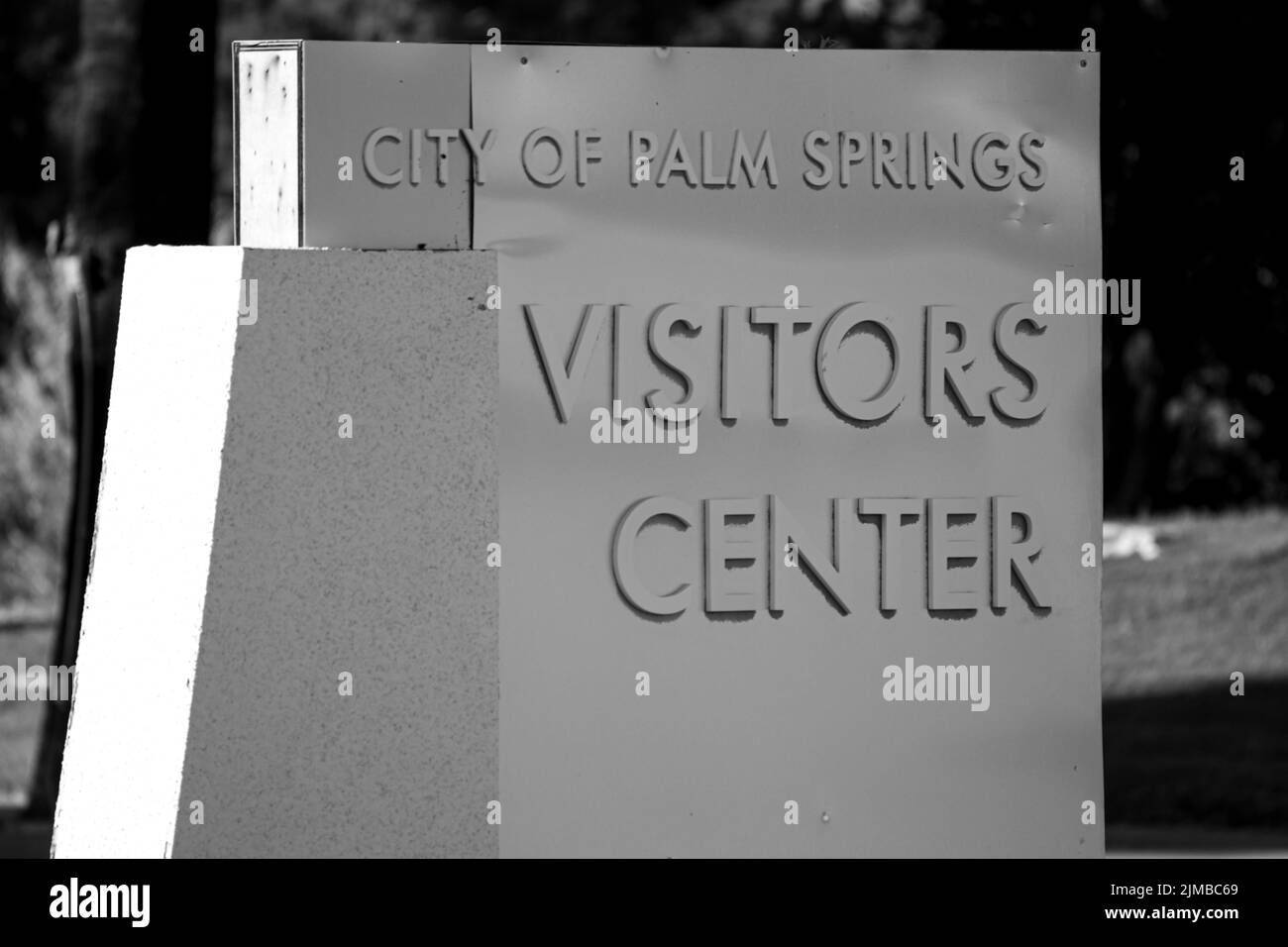 Une photo en gros plan en niveaux de gris du panneau du centre d'accueil de la ville de Palm Springs Banque D'Images