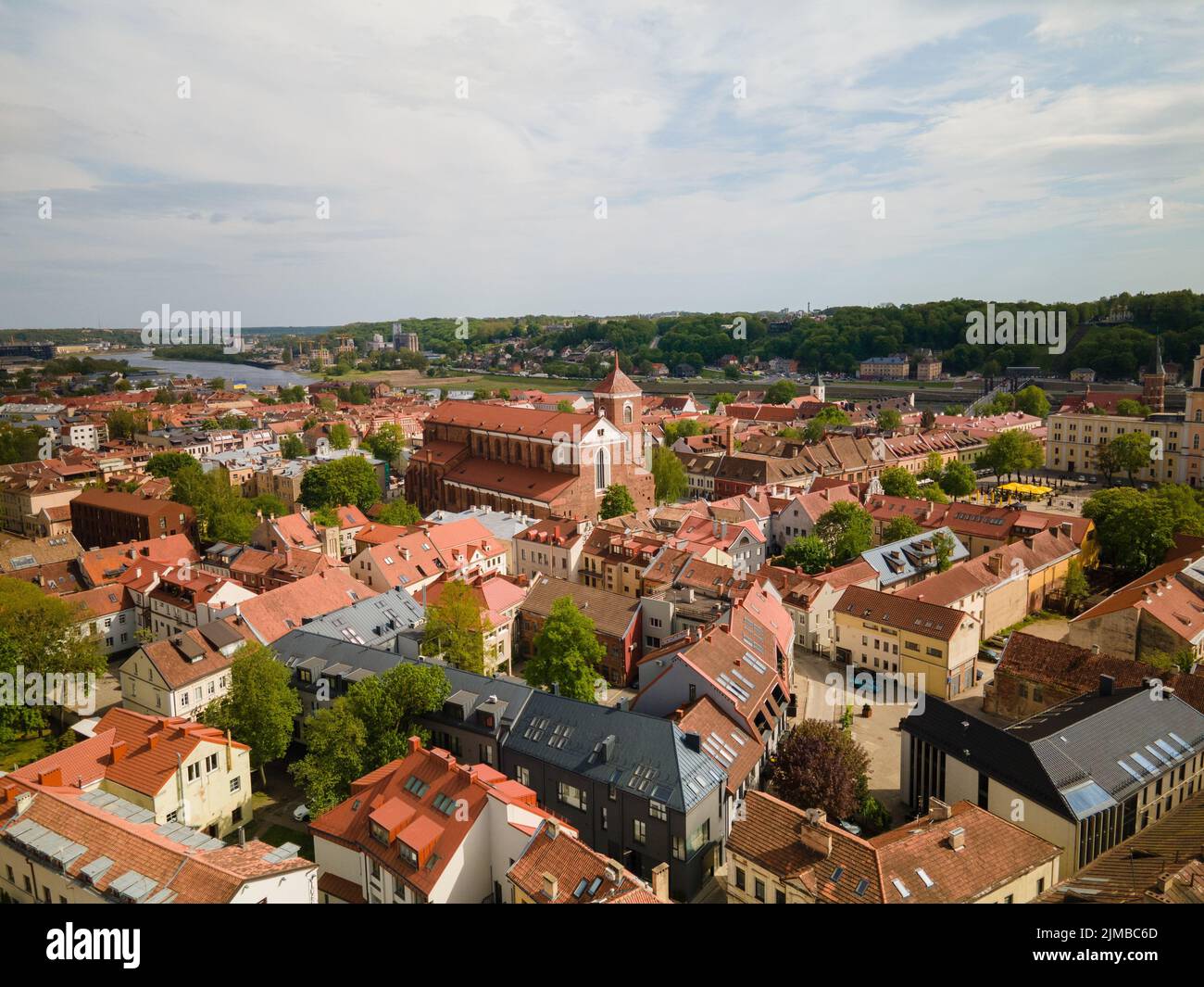 Une photo en grand angle de la basilique de la cathédrale de Kaunas, en Lituanie, avec d'autres bâtiments autour Banque D'Images