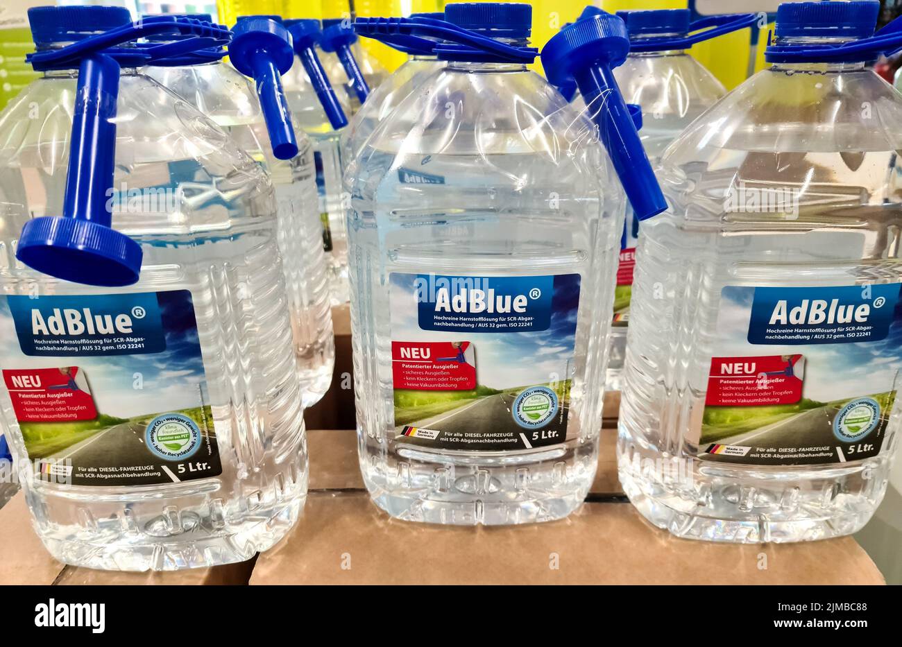 Un gros plan des bidons d'additifs pour carburant de marque AdBlue destinés à la vente sur un marché Banque D'Images