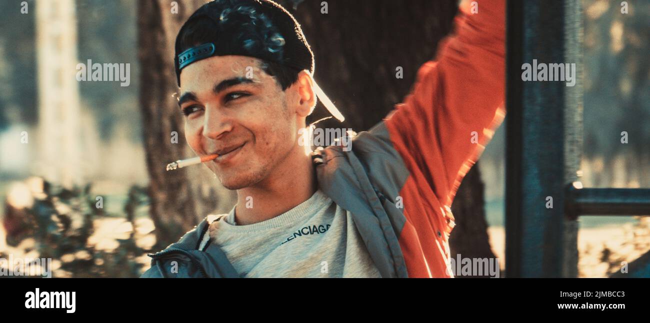 Un beau jeune homme qui fait du sport et qui fume en même temps Banque D'Images